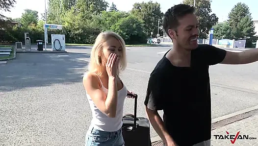 İngiliz fahişe arabaya atlıyor ve harika seks yapıyor