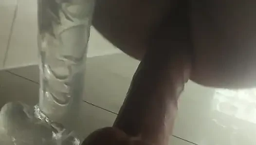 Duşta götten alıyor