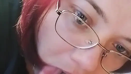 Komşumu emerken kocamı filme alıyorum ve ağzına boşalıyor