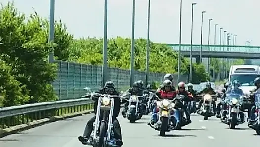 Bisikletçiler çetesinin patronu eğimli gözlü ve büyük kavunlu egzotik dansçıyı onlara yol gösteriyor
