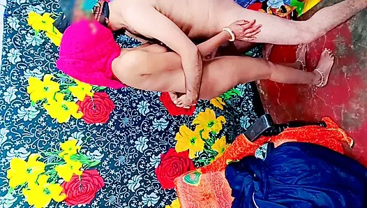 Ateşli üvey kız arkadaşım bana nasıl seks yapmayı öğretti ve üvey oğlunu sert sikti. Üvey kız kardeş acı içinde inleyerek başladı