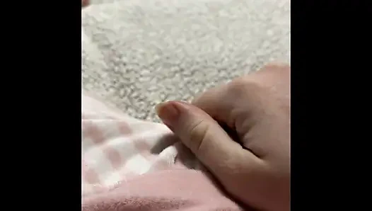 Mükemmel kremsi amcık yatakta sidikle patlıyor