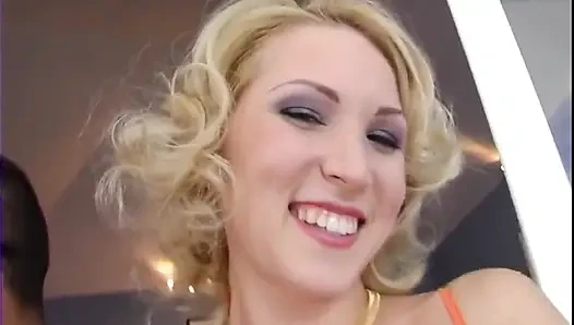 Erika ve Malicia ile süper ateşli göt sikişi iç hatunlar