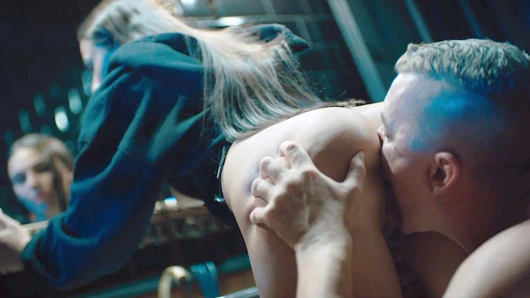 Ev sahibi tarafından kadın hırsız serbest - ateşli esmer Milan yanakla zaman durma fetişi