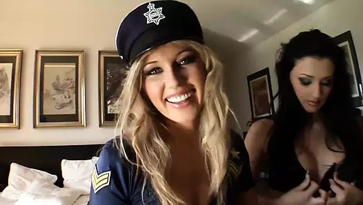 Titus'un yarağı amının içinde olduğu için lezbiyen uzaylı onu yalıyor