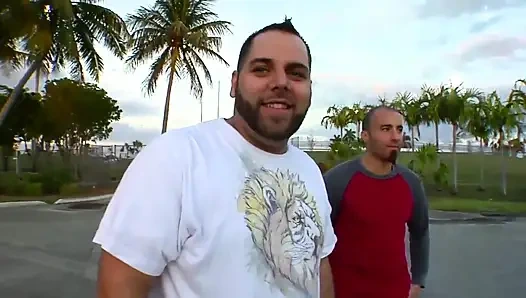 Sarışın seksi bir kızın tatlı ağzı için büyük büyük bir yarak