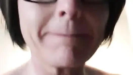 Julie ofiste çıplak koşuyor