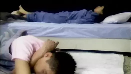 Japon genç kız küçük yarağı amına alıyor