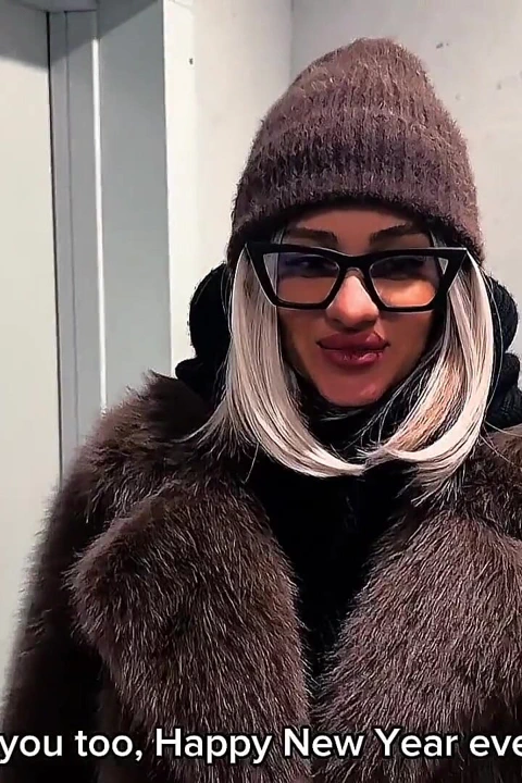 Zengin bir kaltak kocası iş gezisindeyken ustabaşıyla sikişiyor