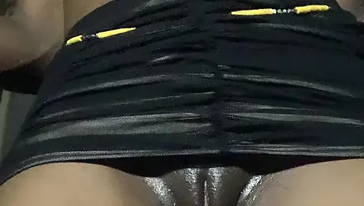 Ateşli seksi dans zenci genç kız mini etekli yağlı ıslak amcık gösterileri ile azdırıyor