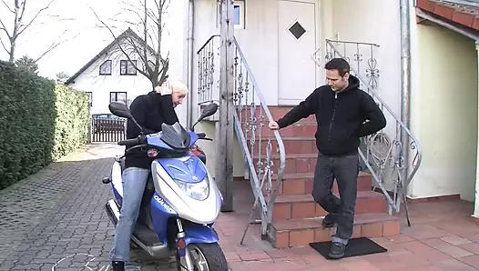 Bir motosiklet üzerinde mükemmel Alman kız arkadaşım