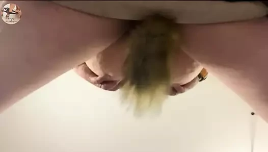 Lexi, Luca'nın göğüslerine boşalana kadar üzerinde yolculuk ediyor