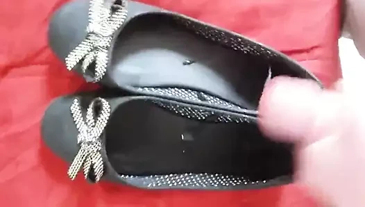 Ayakkabılarına boşalmak - siyah daireler