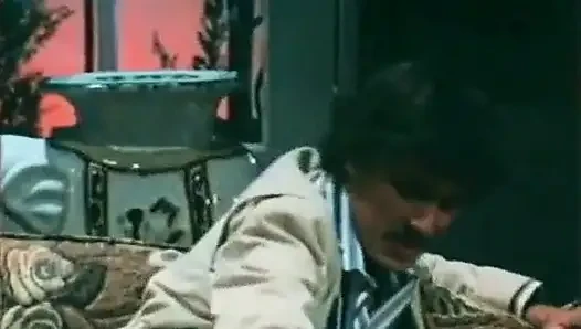 Sarışın bal büyük yarağı alıyor ve boşalıyor