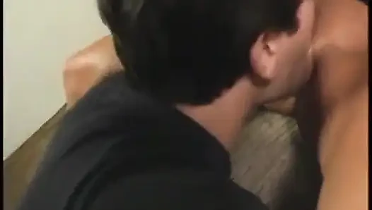 Ateşli hatun adamın kalın yarağını emiyor ve sonra derin bir sikiş için ona biniyor