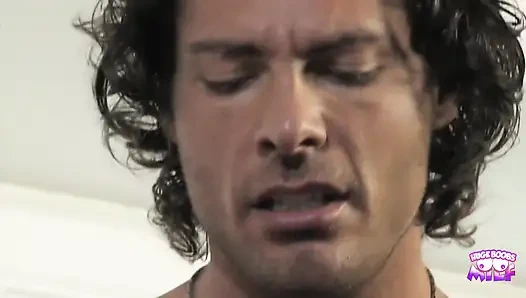 Çarpıcı bir sarışın amcığının ne istediğini bilen bir adama amını veriyor