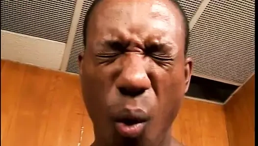 Siyah çift tutkulu seks yapıyor