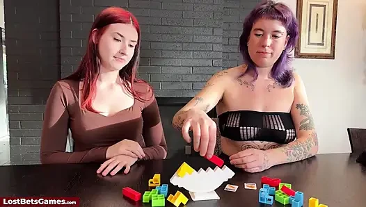 Striptiz oyunu kazanilirken seksi oyuncaklar çıkıyor
