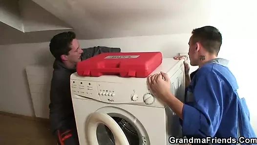 Büyük memeli yaşlı sarışın yarak emiyor ve aynı anda sikiliyor