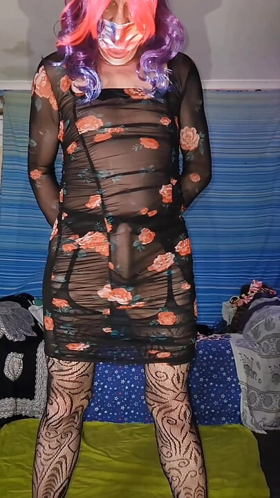Yer görünümü seksi transparan çiçek elbisemle oynuyor küçük yumuşak kadın kılıklı yarağımı sallıyor