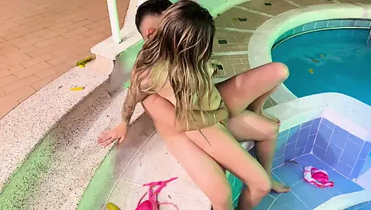 Kız arkadaşımla otel havuzunda sikişiyorum