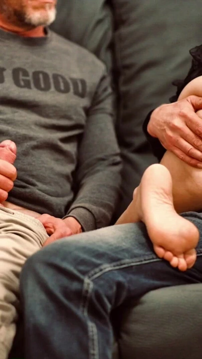 Kocamın bir arkadaşının önünde fahişe gibi gösteriş yapıyorum ve sikilmemi izliyor. Sizin için fotoğraf slayt gösterisi | Klip 2