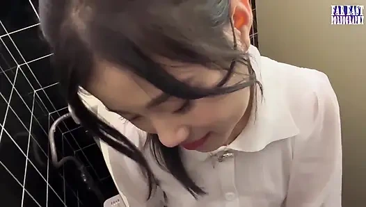 Kalabalık gözlerin dik uçlarında ateşli, sıkı bir tepenin ateşlendiği çıplak meme yürüyüşü faz.2