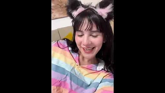 Üvey erkek kardeşim canlı yayının ortasında beni keşfediyor ve sonunda beni sikiyor - Danner Mendez ft Min Galilea