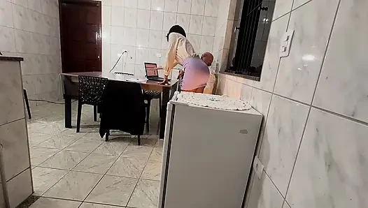 Yüksek güçlü bir yönetici bir iş toplantısı sırasında götünü ve amını siktiriyor.