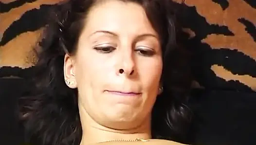 Anal dildoyla boşalmasını sağlıyor