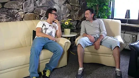 Seksi Alman sarışın evli kadın her iki deliğini de 2 penisle sikiyor