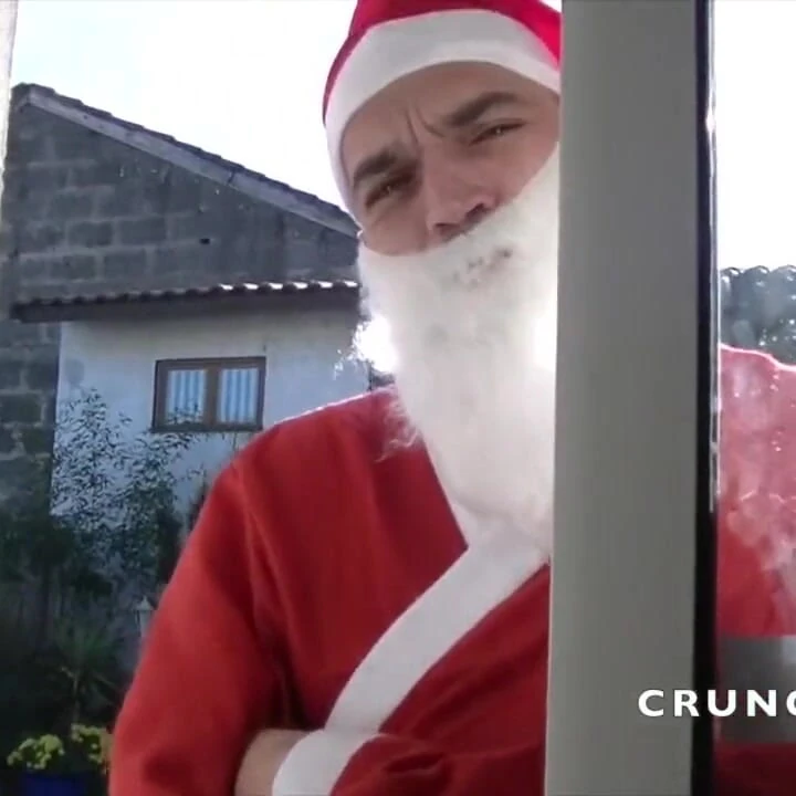 Genç heteroseksüel Arap Noel Baba sürprizi tarafından sikiliyor