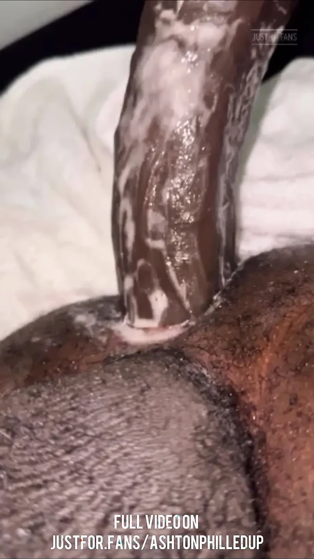 Siyah alt kremler ve büyük büyük zenci yarağı dildoya biniyor