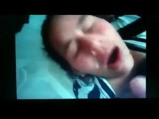 Evee s. emiyor ve yüzüne boşalıyor