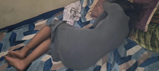 Üvey kız kardeşimle yatağı paylaştım ve sonra penisimi amının içine ekledim.