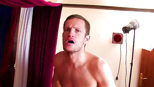 Fransız üniversiteli kızın götünü sikiyor ve seviyor