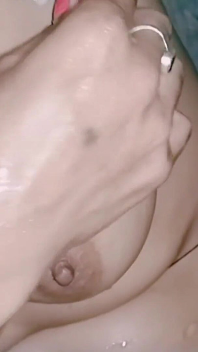Hintli ev hanımı ev yapımı porno yakın çekimde sevdiği xxx adam tarafından sikiliyor | Klip 1