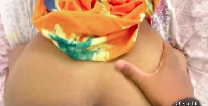 Hintli ateşli kız erkek arkadaşının büyük kahverengi yarağına biniyor