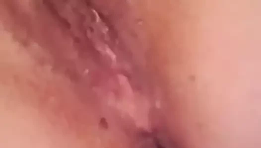 Kızım onu ​​kedi ile oynuyor