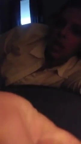 Jessica babasının yarağını emiyor