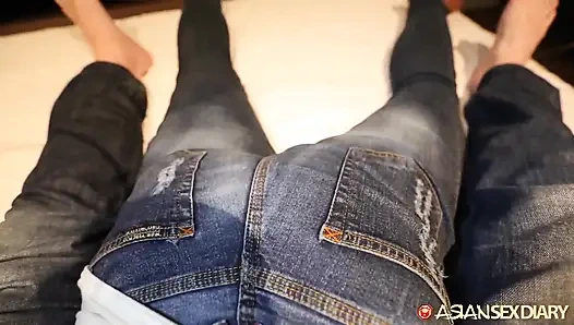 Büyük götlü Asyalı genç kız nasıl memnun olunmasını biliyor