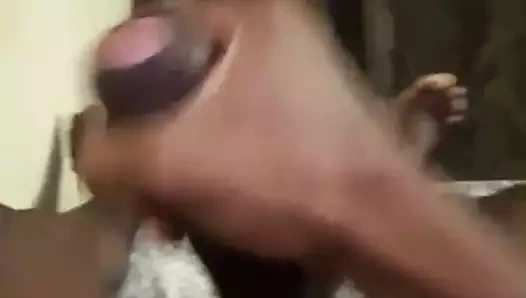 Büyük bir fındık kırmak