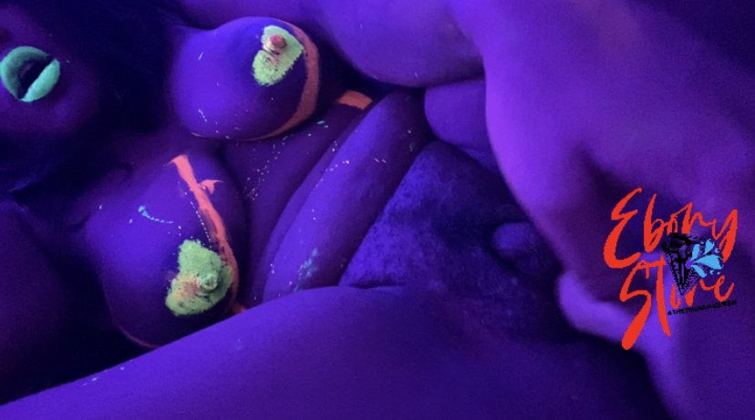 Bu neon abanoz milf bağırır ve inler
