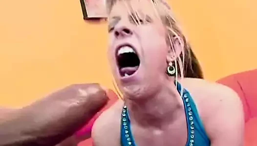 Küçük memeler ile azgın sarışın sürmek bir büyük beyaz horoz