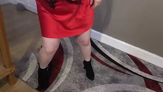 Kırmızı ipek iç çamaşırlı ve ayak bileği çizmeli soyunuyor