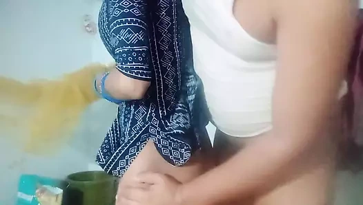 Büyük erkek kardeş en genç üvey kız kardeşini odamızda domaltarak sikiyor.