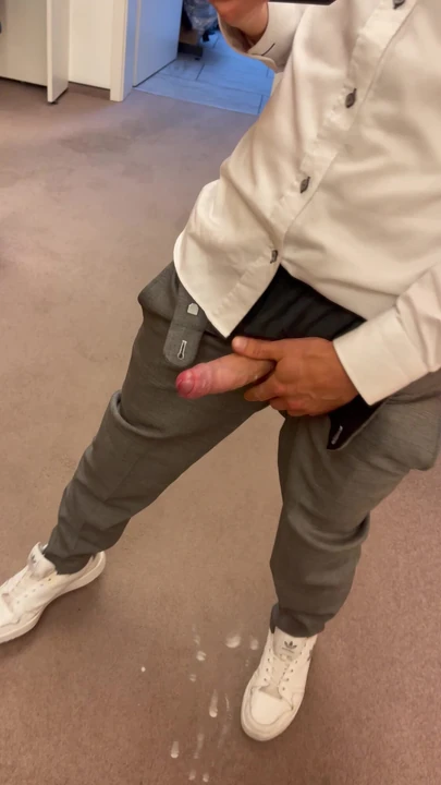 Возбужденный твинк на работе