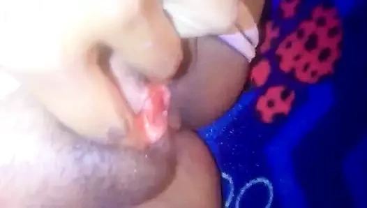 Dantel tangalı solo esmer 4k'da mastürbasyon yapıyor