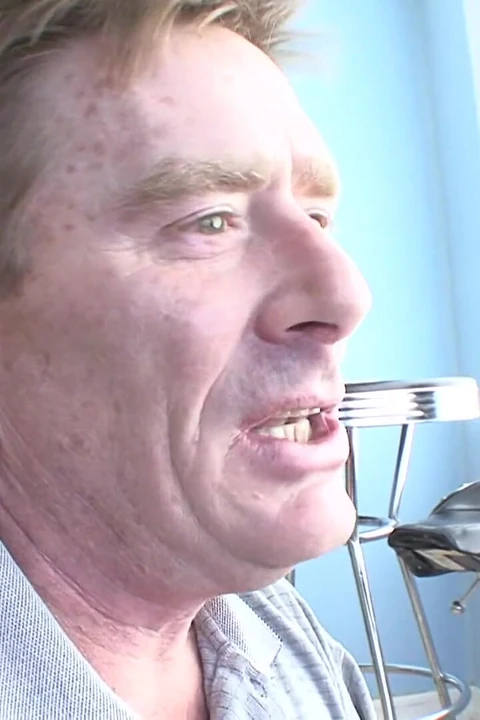 Güzel genç kız üvey babasının olgun yarağını emiyor ve bundan zevk alıyor