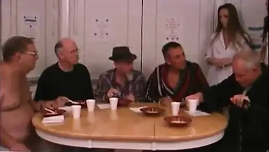 Yaşlı adam azgın hemşireyi sikiyor